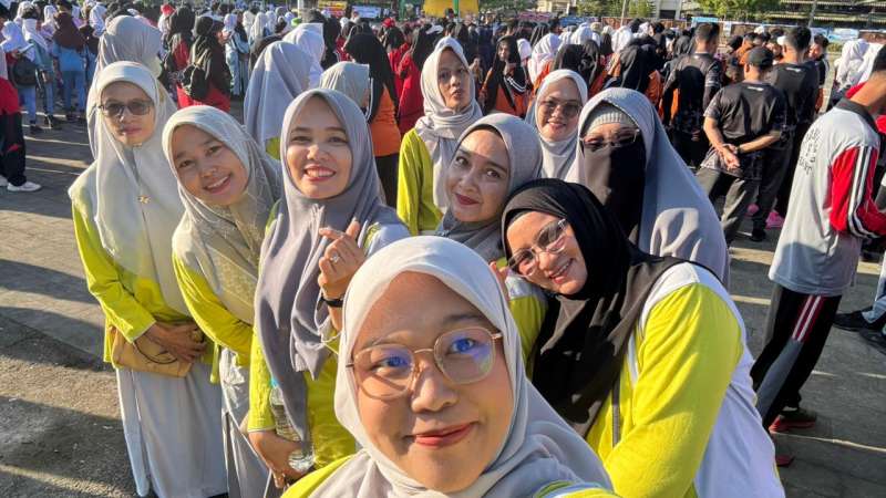 Kemeriahan Jalan Sehat Hardiknas 2026 di Tembilahan, Ribuan Peserta Padati Lapangan Kantor  Bupati